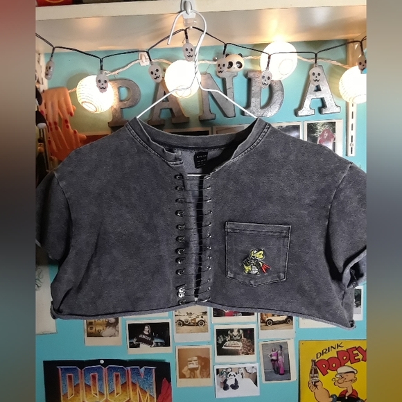 Crop safety pin snake tee - Picture 5 of 5